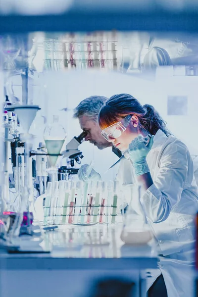 Pesquisadores de saúde que trabalham em laboratório científico. — Fotografia de Stock