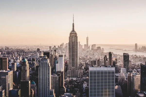 Nova Iorque Manhattan skyline centro da cidade ao pôr do sol. — Fotografia de Stock