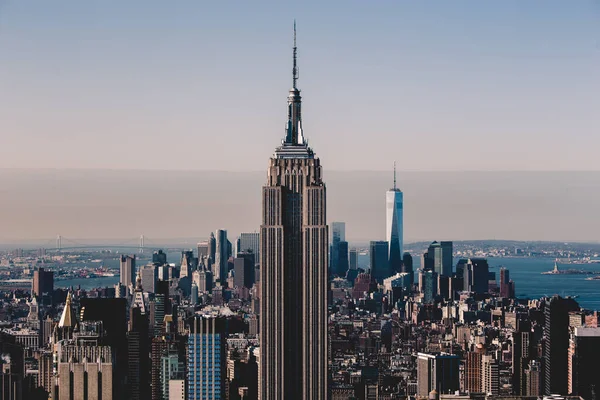 New York City Manhattan centrum skyline vid solnedgången. — Stockfoto