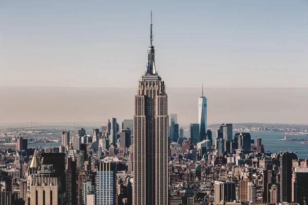 New York City Manhattan centrum skyline bij zonsondergang. — Stockfoto