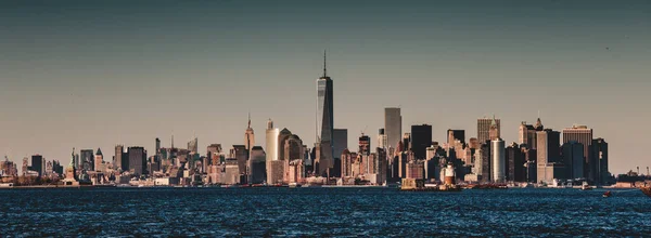 Nowy Jork Manhattan w centrum miasta o zmierzchu z drapaczami chmur oświetlonymi nad panoramą rzeki Hudson. — Zdjęcie stockowe
