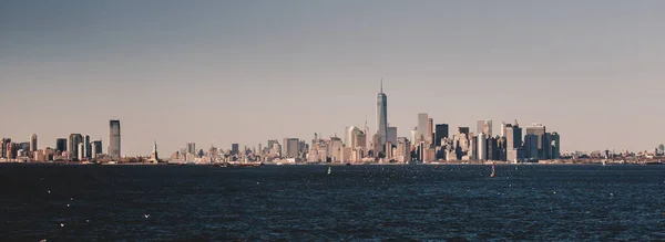Ciudad de Nueva York Manhattan horizonte céntrico al atardecer con rascacielos iluminados sobre el panorama del río Hudson. — Foto de Stock