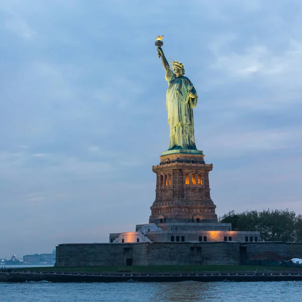 Estatua de la Libertad al atardecer, Nueva York, EE.UU. — Foto de Stock