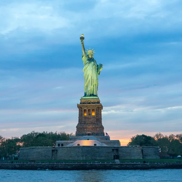 Estatua de la Libertad al atardecer, Nueva York, EE.UU. —  Fotos de Stock