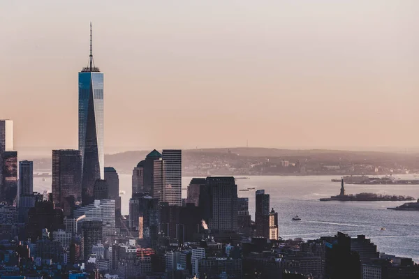 New York City Manhattan Downtown Skyline bei Sonnenuntergang. — Stockfoto