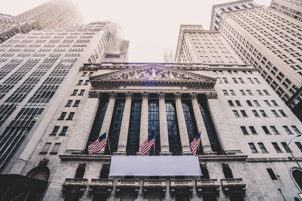 Exterior da Bolsa de Valores de Nova Iorque, Wall Street, Lower Manhattan, Nova Iorque, EUA . — Fotografia de Stock