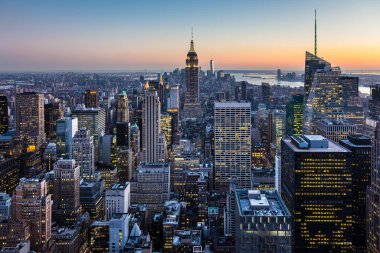 Günbatımında şehir gökdelenleri olan New York City gökdelenleri, ABD.