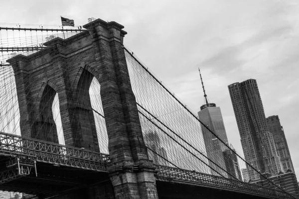 Brooklyn Bridge y Manhattan skyline en blanco y negro, Nueva York, EE.UU.. — Foto de Stock