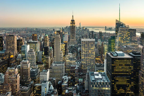 Нью-Йорк с городскими небоскребами в сумерках, США. — стоковое фото