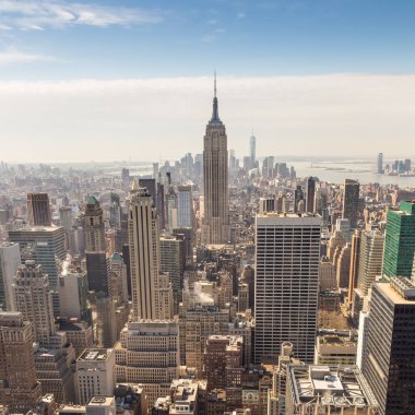 Midtown 'daki bina ve gökdelenlerin panoramik manzarası ve aşağı Manhattan, New York City, ABD' deki şehir merkezi silüeti.