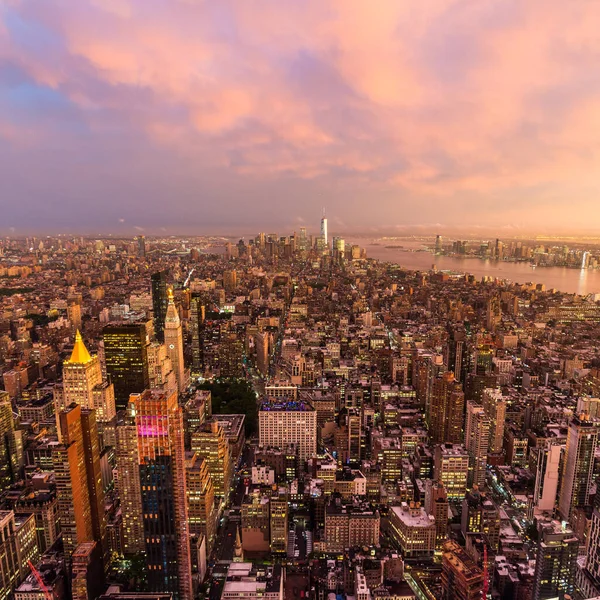 New York City skyline met Manhattan wolkenkrabbers bij dramatische stormachtige zonsondergang, USA. — Stockfoto