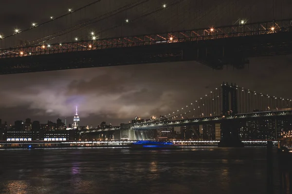 Puente de Manhattan al anochecer, Ciudad de Nueva York. — Foto de Stock