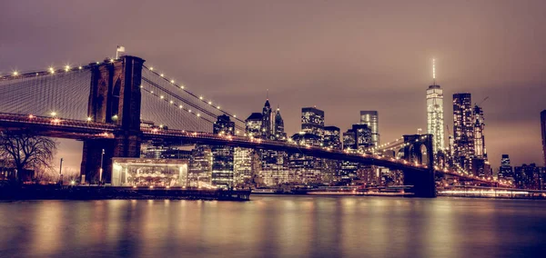 Brooklyn Bridge bij schemering, New York City. — Stockfoto