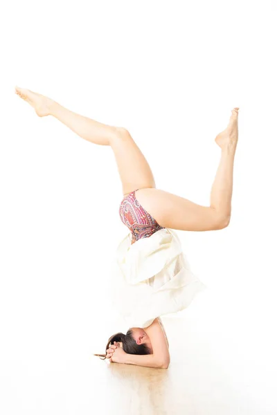 Retrato de hermosa elegante delgada activa joven deportista practicando de pie en la cabeza postura de yoga en el estudio de yoga. Vida activa saludable —  Fotos de Stock