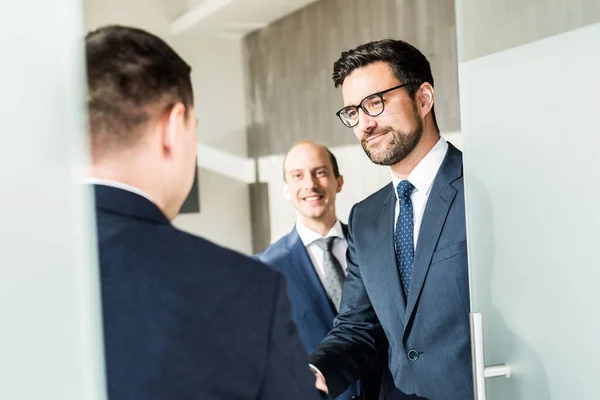 Grupo de gente de negocios confiada saludando con un apretón de manos en la reunión de negocios en la oficina moderna o cerrando el acuerdo estrechando la mano. —  Fotos de Stock