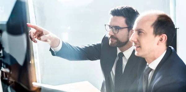 Business team analyzing data at business meeting in modern corporate office. — Stock Photo, Image