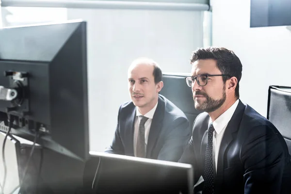 Équipe d'affaires analysant les données lors d'une réunion d'affaires dans un bureau d'entreprise moderne. — Photo