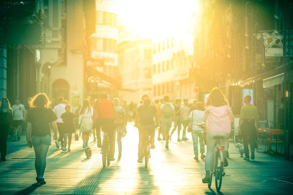 Θολωμένο πλήθος κόσμου στον πεζόδρομο Κοπόβα στη Λιουμπλιάνα το ηλιοβασίλεμα. Αστικός τρόπος ζωής και κινητικότητα έννοια. — Φωτογραφία Αρχείου