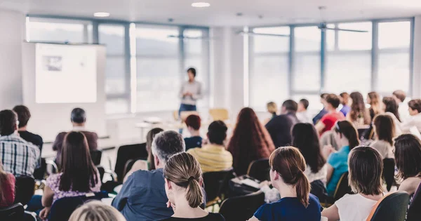 Palestrante dando apresentação em conferência de negócios. — Fotografia de Stock