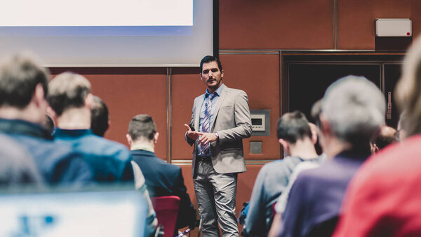 Докладчик выступает на деловой встрече.