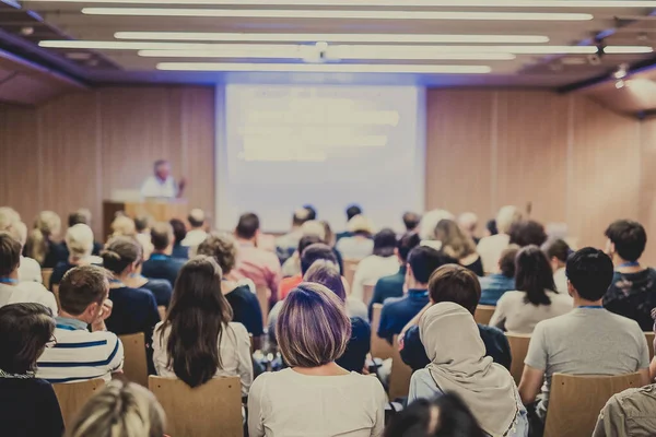 科学会议演讲厅的听众. — 图库照片