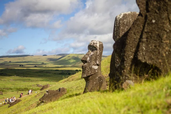 Moai stenskulpturer på Rano Raraku, Påskön, Chile. — Stockfoto