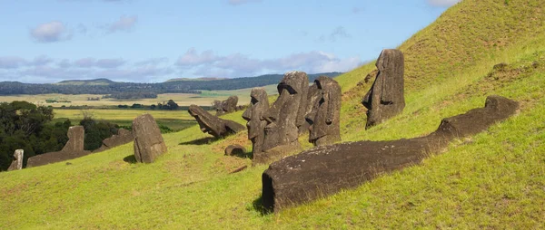 Moai stenskulpturer på Rano Raraku, Påskön, Chile. — Stockfoto