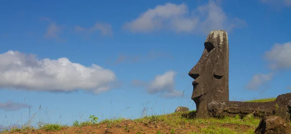 Moai stone sculptures at Rano Raraku, Easter island, Chile. — Stock Photo, Image