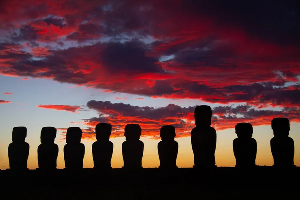 Dramatisk färgglad soluppgång över Moai stenskulpturer på Ahu Tongariki, Påskön, Chile. — Stockfoto