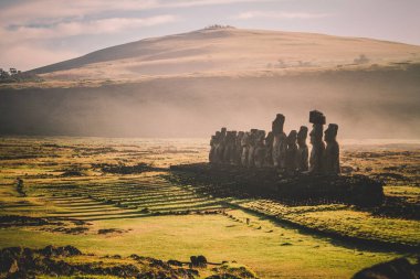 Şili 'nin Paskalya Adası Ahu Tongariki' deki Moai taş heykellerinin üzerinde gün doğumu.