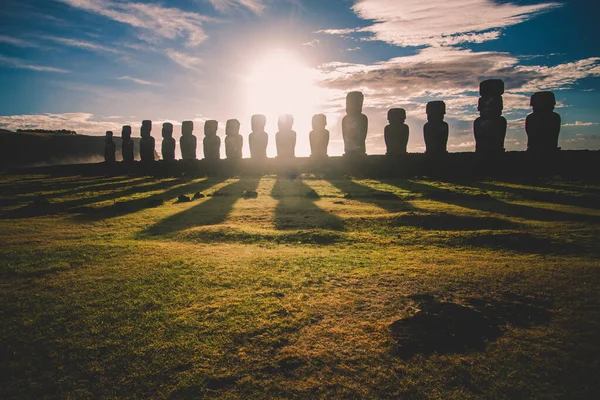 Nascer do sol sobre esculturas de pedra Moai em Ahu Tongariki, Ilha de Páscoa, Chile. — Fotografia de Stock