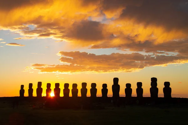Nascer do sol colorido dramático sobre esculturas de pedra Moai em Ahu Tongariki, Ilha de Páscoa, Chile. — Fotografia de Stock