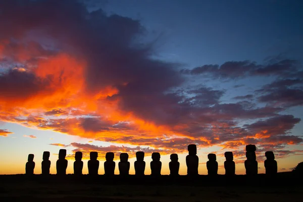 Dramatisk färgglad soluppgång över Moai stenskulpturer på Ahu Tongariki, Påskön, Chile. — Stockfoto