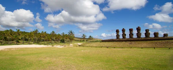 Moai at Ahu Tongariki, Húsvét-sziget, Chile. — Stock Fotó