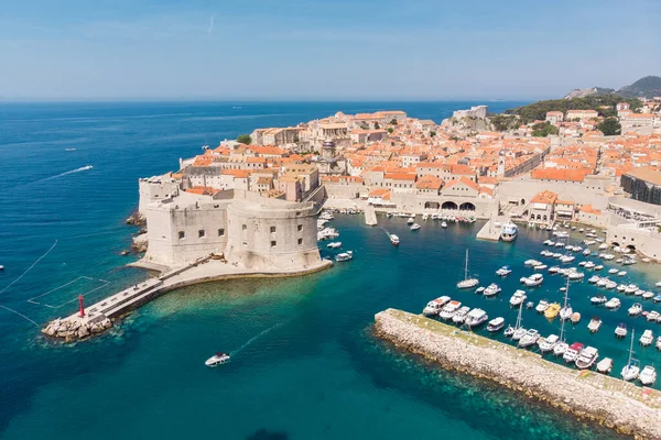 Uma vista panorâmica da cidade murada, Dubrovnik, Croácia. — Fotografia de Stock