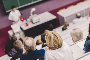 Profesör üniversitedeki konferans salonunda sunum yapıyor..