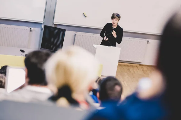 Talare som ger presentation i föreläsningssalen på universitetet. — Stockfoto