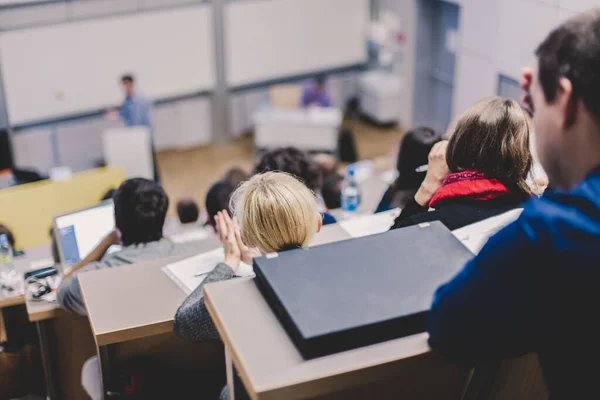 A professzor előadást tart az egyetem előadótermében. — Stock Fotó