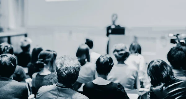 Nő tart előadást egy üzleti konferencián. — Stock Fotó