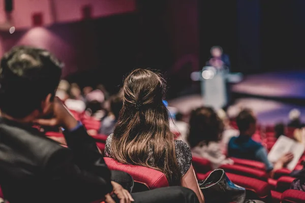 Conférencier d'affaires donnant une conférence en salle de conférence. — Photo