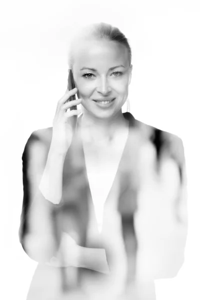 Retrato de bela jovem caucasiana usando telefone celular . — Fotografia de Stock