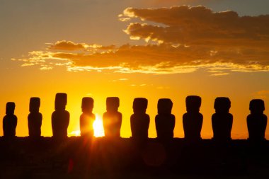 Ahu Tongariki, Paskalya Adası, Şili 'deki Moai taş heykelleri üzerinde dramatik renkli gündoğumu.