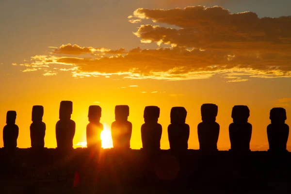 Nascer do sol colorido dramático sobre esculturas de pedra Moai em Ahu Tongariki, Ilha de Páscoa, Chile. — Fotografia de Stock