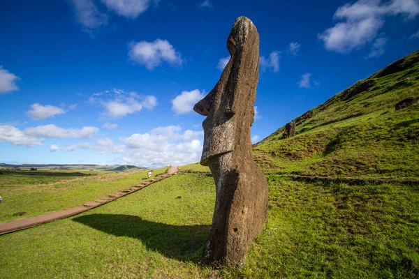 Moai esculturas de pedra em Rano Raraku, Ilha de Páscoa, Chile. — Fotografia de Stock