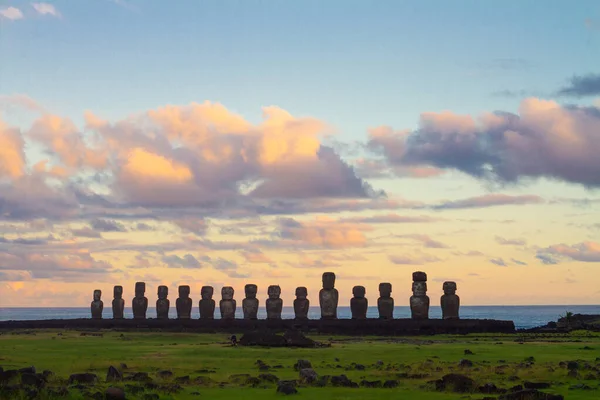 Drámai színes napfelkelte Moai kőszobrok felett Ahu Tongariki, Húsvét-sziget, Chile. — Stock Fotó