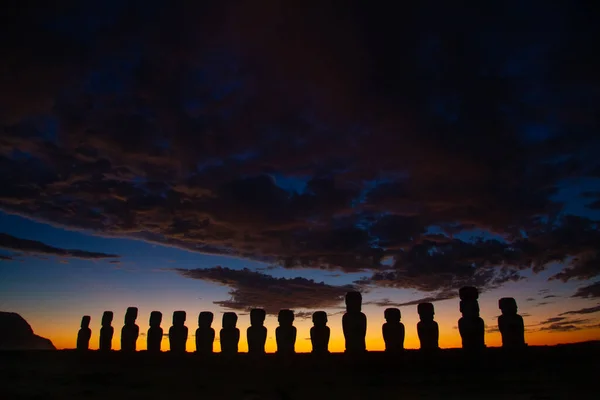Nascer do sol colorido dramático sobre esculturas de pedra Moai em Ahu Tongariki, Ilha de Páscoa, Chile. — Fotografia de Stock