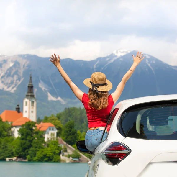 Zwei junge Freundinnen fahren Auto, hören gute Musik im Auto, genießen Roadtrip im Sommer. — Stockfoto