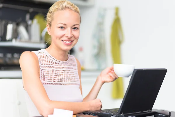 Geschäftsfrau arbeitet von zu Hause aus. — Stockfoto