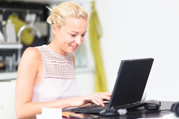 Zakelijke vrouw werkt vanuit huis. — Stockfoto