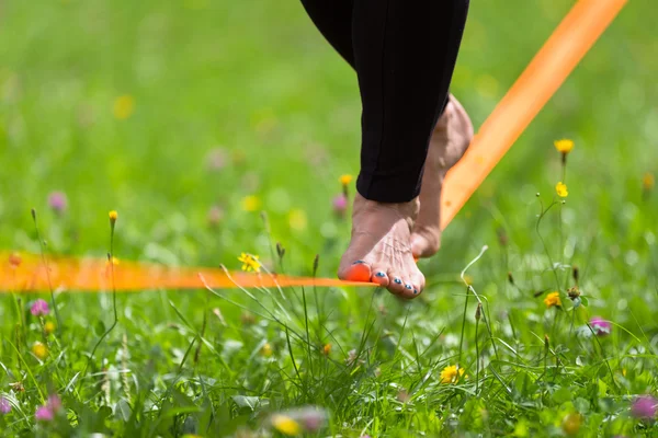 Slack linje i stadsparken. — Stockfoto